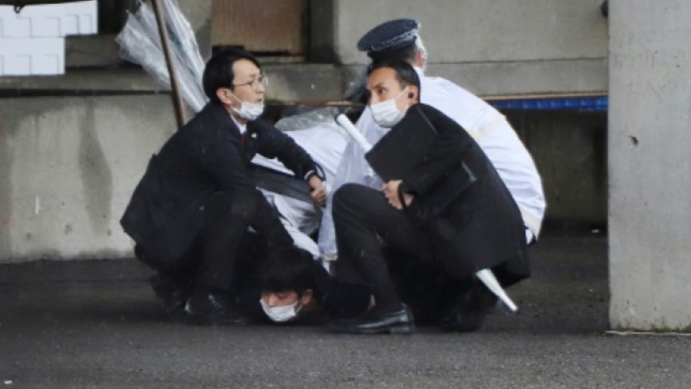 Panic in Japan: the Prime Minister evacuated after an explosion during a speech, Magnate Daily