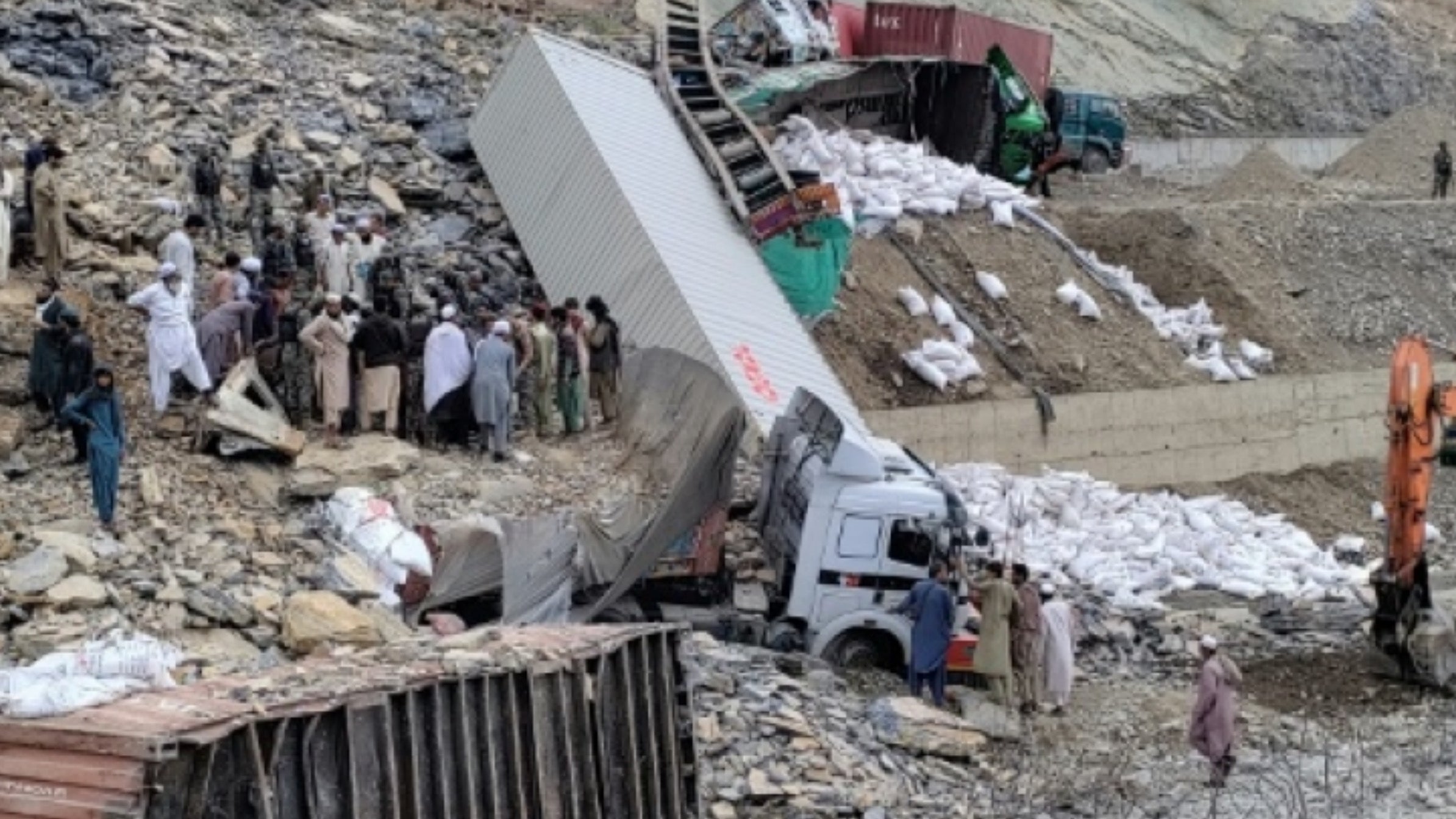 At least 2 dead and 8 injured in a landslide on the Pakistan-Afghanistan border, Magnate Daily
